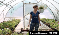 Надія в Чорнобаївці розводить квіти