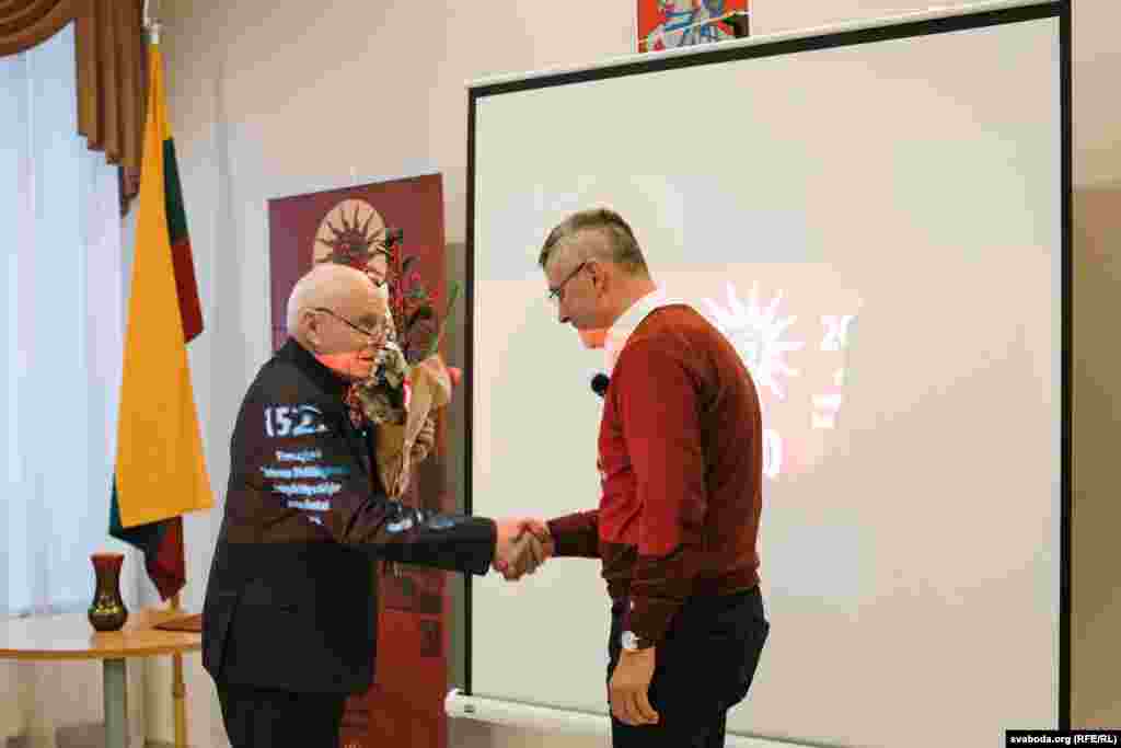 У 2022 годзе споўнілася 500 гадоў ад заснаваньня ў Вільні першай у Вялікім Княстве Літоўскім кнігадрукарні і выданьня першай у краі друкаванай кнігі &mdash; &laquo;Малой падарожнай кніжкі&raquo; Скарыны (1522). Падчас прэзэнтацыі: Сяргей Абламейка і старшыня Віленскага беларускага клюбу &laquo;Сябрына&raquo; Валянцін Стэх (зьлева).