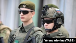 Cыновья главы Чечни Ахмат и Эли (слева направо) во время торжественного построения в Грозном, октябрь 2022 года