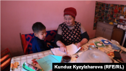 Гульжан Молдалиева с внуком.