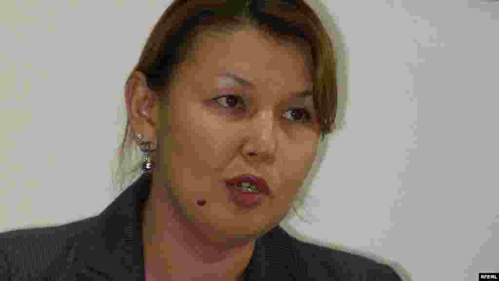 Kazakhstan - Zhamila Zhakisheva, wife of arrested top-maneger Mukhtar Zhakishev. Almaty, 13Aug2009  - Джамиля Джакишева, жена арестованного топ-менеджера Мухтара Джакишева. Алматы, 13 августа 2009 года.