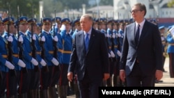 Turkish President Recep Tayyip Erdogan (left) arrives for his meeting with Serbian President Aleksandar Vucic in Belgrade on September 7.