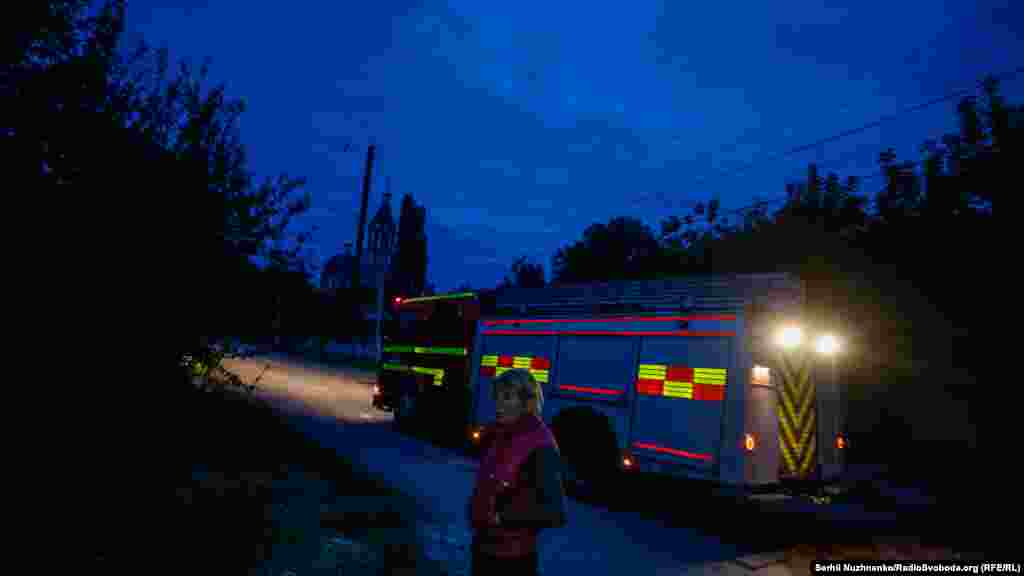 Місцева жителька спостерігає за місцем події