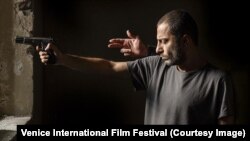 نمایی از فیلم «شب، داخلی، دیوار»