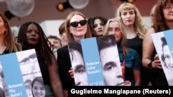 تصویر جعفر پناهی در دستان جولین مور، رئیس هیئت داوران جشنواره ونیز