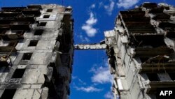 Зруйнований обстрілами будинок в Маріуполі