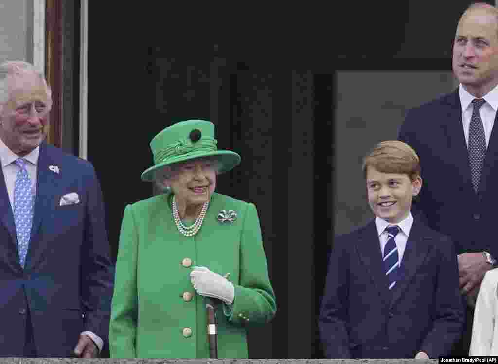 خط سلطنت: پنجم ژوئن امسال در مراسم سالگرد تاجگذاری&zwnj;اش به همراه پسر، نوه و نواده&zwnj;اش که پس از او در صف رسیدن به سلطنت هستند.