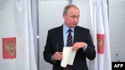 Ռուսաստանի նախագահ Վլադիմիր Պուտինը քվեարկում է ընտրություններում, արխիվ