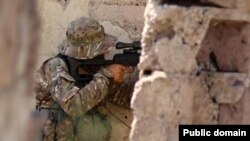 Հայաստանի ԶՈՒ զինծառայողը մարտական դիրքում, արխիվ