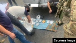  Ооганстанда өндүрүлгөн «чарс» маңзатын ташыган унаа кармалган учур. Август, 2022-жыл. (Сүрөт УКМКга таандык).