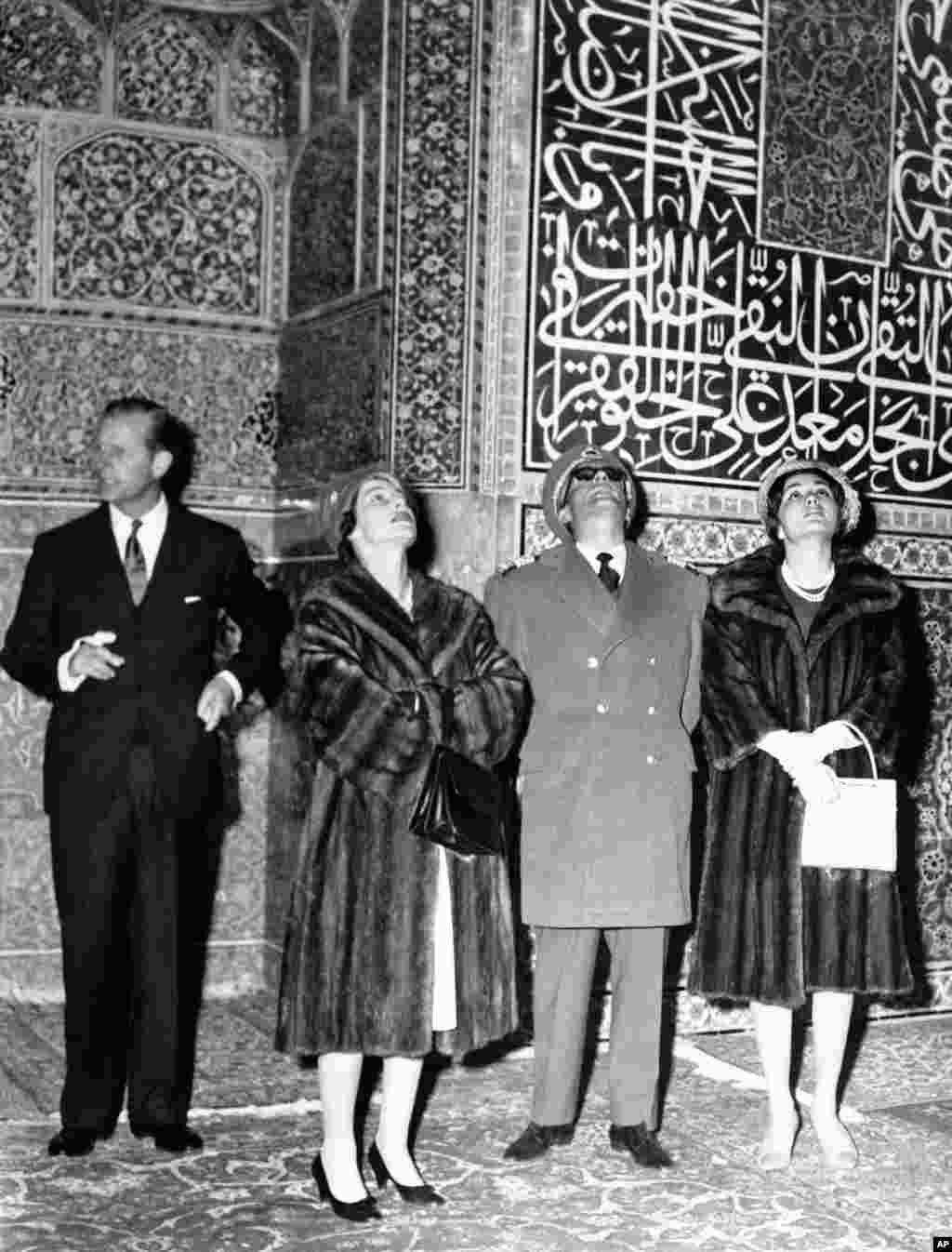 بازدید ملکه الیزابت از مسجد شیخ لطف&zwnj;الله اصفهان در ۱۴ اسفند ۱۳۳۹