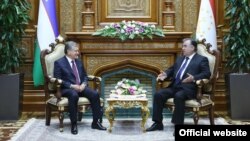 Ўзбекистон президенти Шавкат Мирзиёев Тожикистон президенти Эмомали Раҳмон билан (архив сурати).