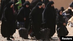 Сириянын Ракка шаарынан чыгып бараткан аялдар. 5-апрель, 2017-жыл. 