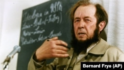 Олександр Солженіцин під час прес-конференції 16 листопада 1974 року, влаштованої в його будинку в Цюріху. Швейцарія