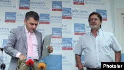 Артак Алексанян (слева) и Месроп Мовсесян на пресс-конференции, Ереван, 4 сентбяря 2012 г.