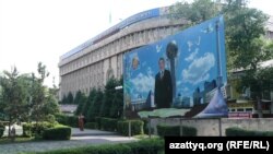 Здание Казахского национального педагогического университета имени Абая в Алматы.