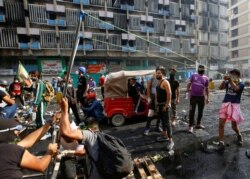 Протестувальники сконструювали рогатку для протидії силовикам. Багдад, 14 листопада 2019 року