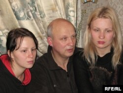 Палітвязень Аляксандар Казулін з дочкамі пасьля пахаваньня жонкі Ірыны Казулінай, 2008 год