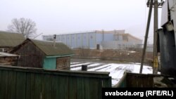 Так выглядае лядовы палац з Ганчарнай вуліцы. Яна забудаваная прыватнымі сядзібамі