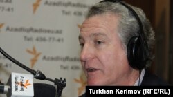 Эркин Европа/Азаттык үналгысынын президенти Стив Корн Бакыдагы студияда маек берүүдө