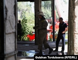 Сгоревшее здание бывшего мясокомбината, Бишкек (9 августа).