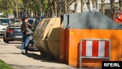 Контейнери для скла, пластику та старого одягу