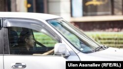 Машине айдап бараткан кыз