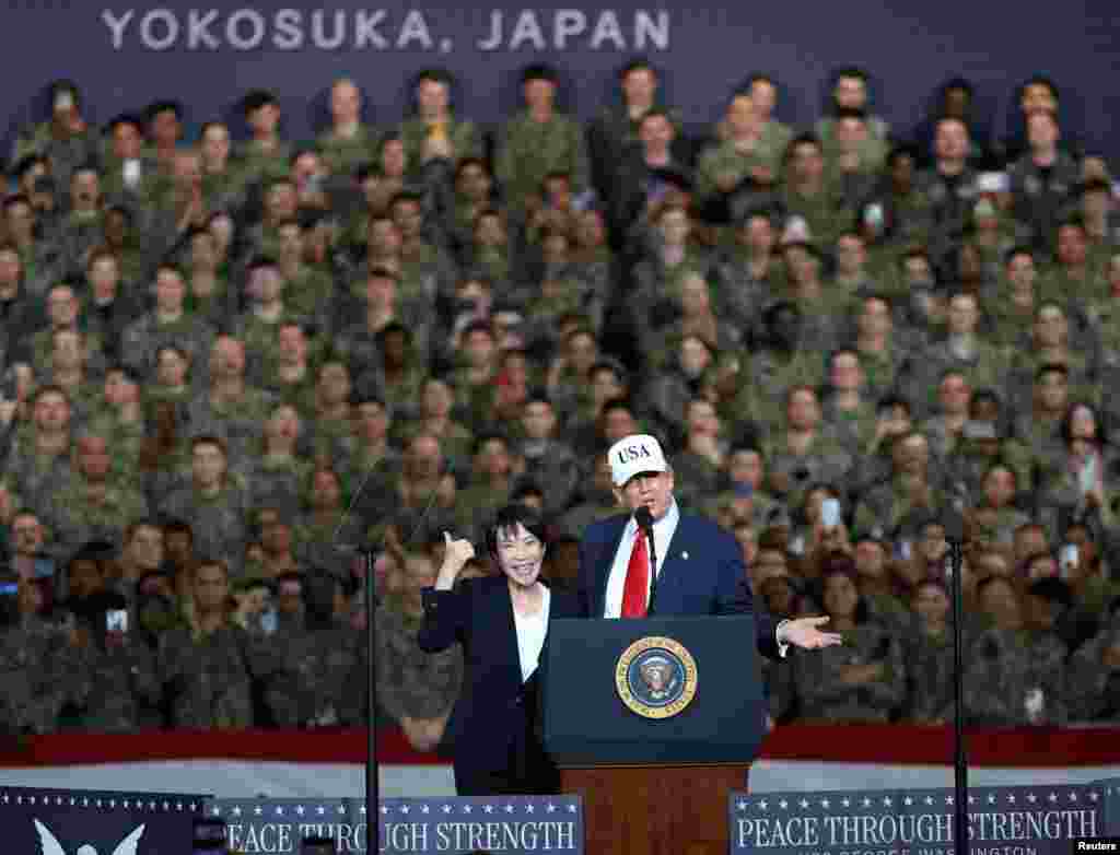 Президент США Дональд Трамп и премьер-министр Японии Санаэ Такаити во время посещения базы ВМС США "Йокосука", Йокосукеа, Япония, 28 октября 2025 года. REUTERS/Kim Kyung-Hoon