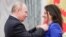 Владимир Путин награждает главного редактора RT Маргариту Симоньян