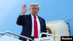 Прэзыдэнт ЗША Дональд Трамп на борце самалёта Air Force One, які ляціць на Аляску на сустрэчу з прэзыдэнтам Расеі Уладзімірам Пуціным для перамоваў аб спыненьні вайны ва Ўкраіне. 15 жніўня 2025 году