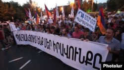 Armenia - Workers demonstrate against a controversial pension reform, Yerevan, 8May2014.