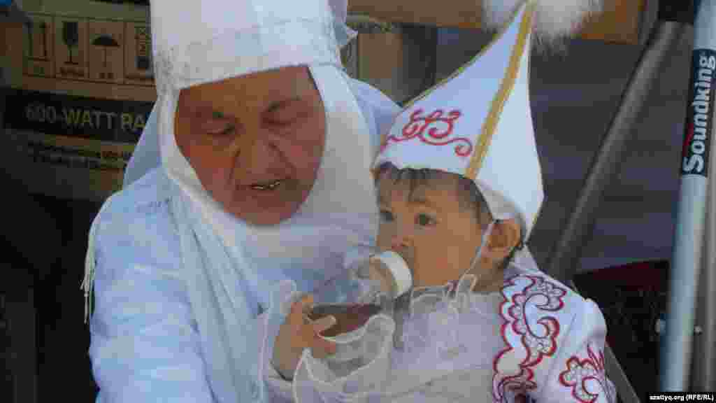 Мальчик сидит на коленях бабушки.&nbsp;