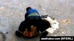 Рабочий устраняет неисправность в подземном трубопроводе горячего водоснабжения в 6-м микрорайоне столицы. 31 октября, 2021 