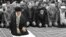 مهدی فقیهی (ردیف سوم از چپ) در نماز به اقامت رهبر جمهوری اسلامی