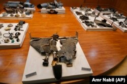 بقایای پهپاد «ایرانی» استفاده شده در حمله به تأسیسات نفتی آرامکو، به نمایش در آمده توسط عربستان سعودی در اردیبهشت ۹۸