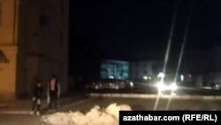 Рабочий устраняет неисправность в подземном трубопроводе горячего водоснабжения. 31 октября, 2021