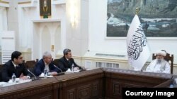 Türkmen wekiliýetiniň başlygy, daşary işler ministri Reşit Meredow )sagdan birinji) talyban hňkümetiniň premýer-ministri Molla Hassan Akhund bilen duşuşyk wagtynda.