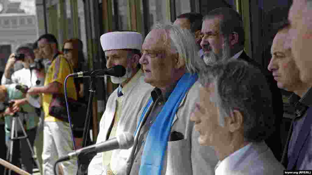 Matem mitinginde SSSR dissidentlerinden biri Vladimiy Bukovskiy çıqış yapa