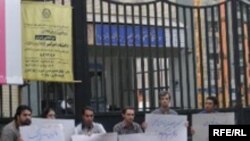 ماموران امنيتی شش نفر از کسانی که در اعتراض به دستگير دانشجويان دانشگاه امير کبير در مقابل اين دانشگاه متحصن شدند، را دستگیر کردند.