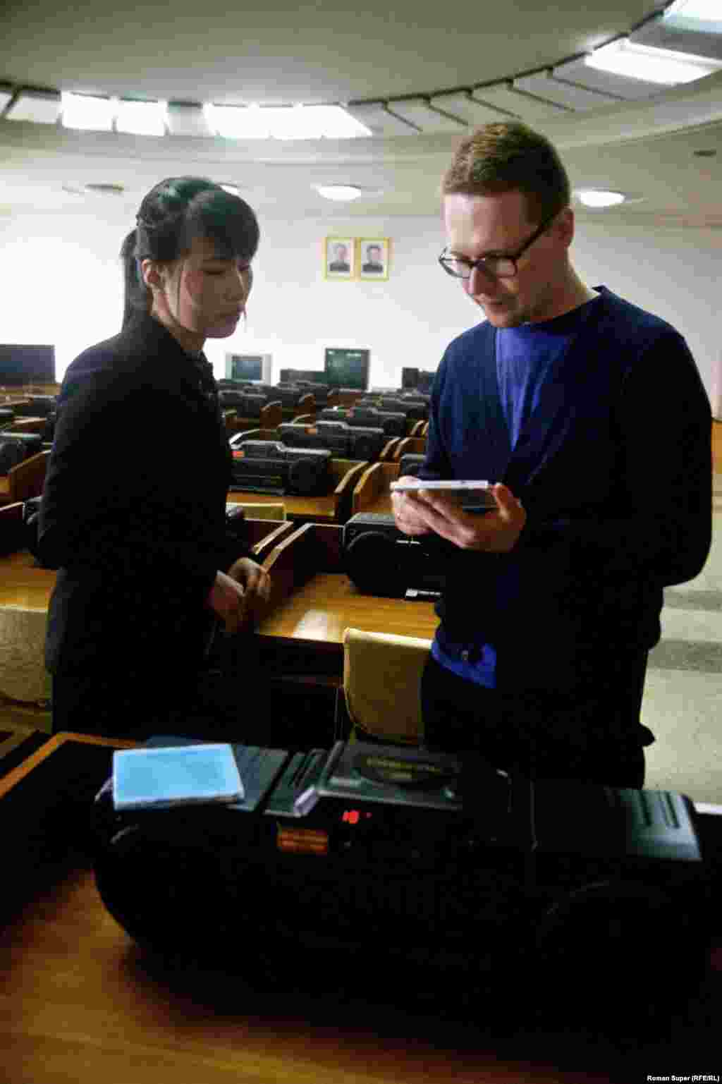 Культурны шок. Музычная заля ў народнай бібліятэцы. Любы ахвочы можа выбраць дыск па душы і паслухаць яго на музычным цэнтры (дадому не даюць). Зусім нядаўна ў горад завезьлі нейкіх &quot;Бітлоў&quot;. Таварыш Супэр з задавальненьнем разгойдвае жоўтую субмарыну