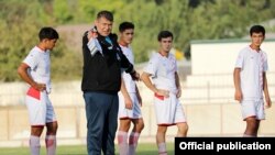 Тамрини футболбозони тоҷик дар Дубай. Акс аз сомонаи ФФТ.