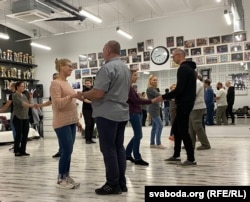 A busy dance class in West Coast Swing, led by Chuduk and Valoshin.
