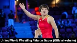 Архив сүрөт. Айсулуу Тыныбекова кыз-келиндер күрөшү боюнча Дүйнө чемпионатында.  5-октябрь, 2021-ж. Осло, Норвегия. 