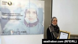 Салема Рехман, первая женщина-врач среди туркменских беженцев, проживающих в Пакистане, в 2021 году получила премию Нансена по Азии.
