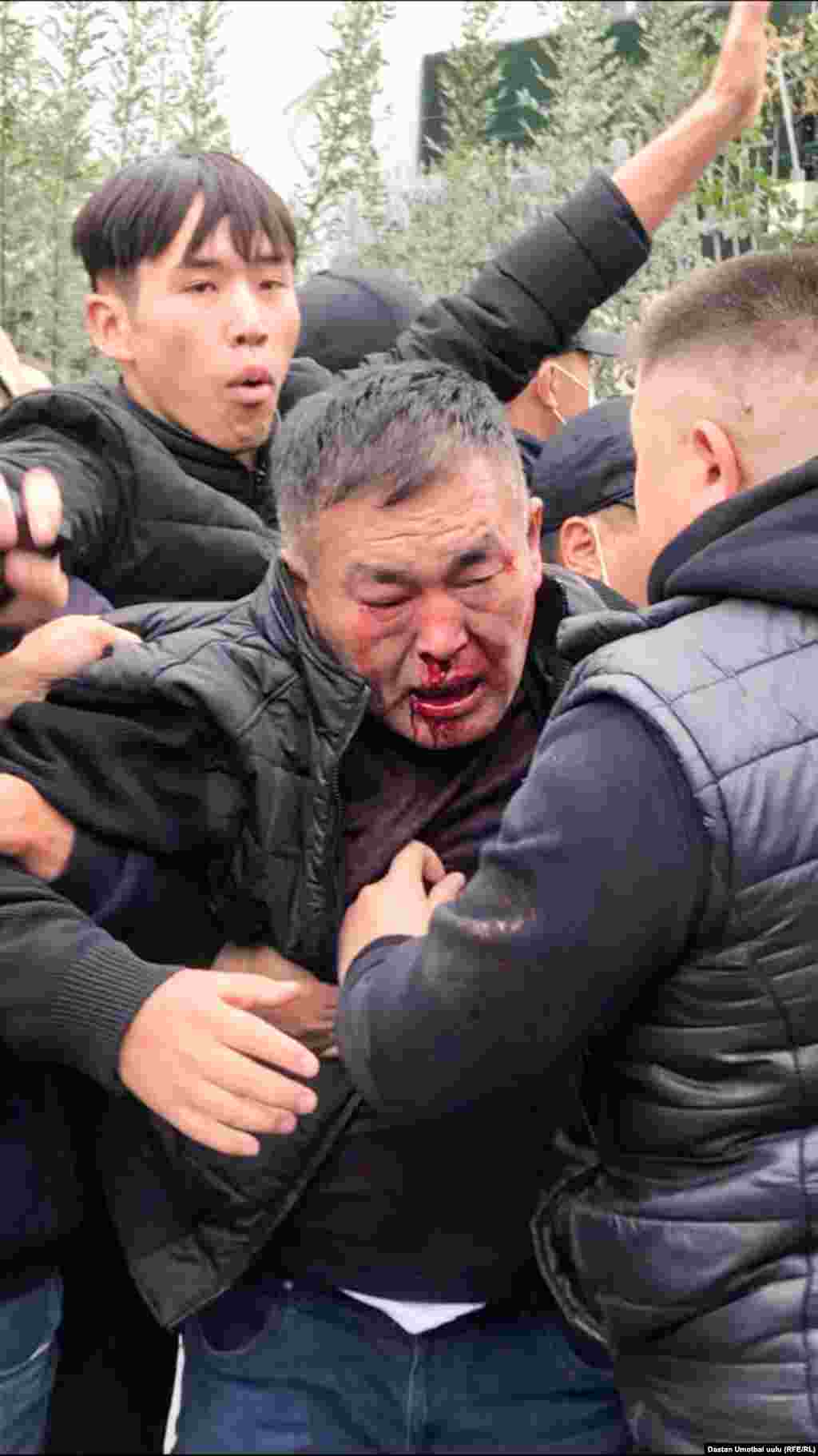 Ормонов трибунага чыгып сүйлөгөндөн кийин бийликке нааразы топ ур-токмокко алып, белгисиз адамдар аны жеке үйлөрдүн бирине алып кирип кетишти. 11:36, 6-октябрь, 2020-жыл.