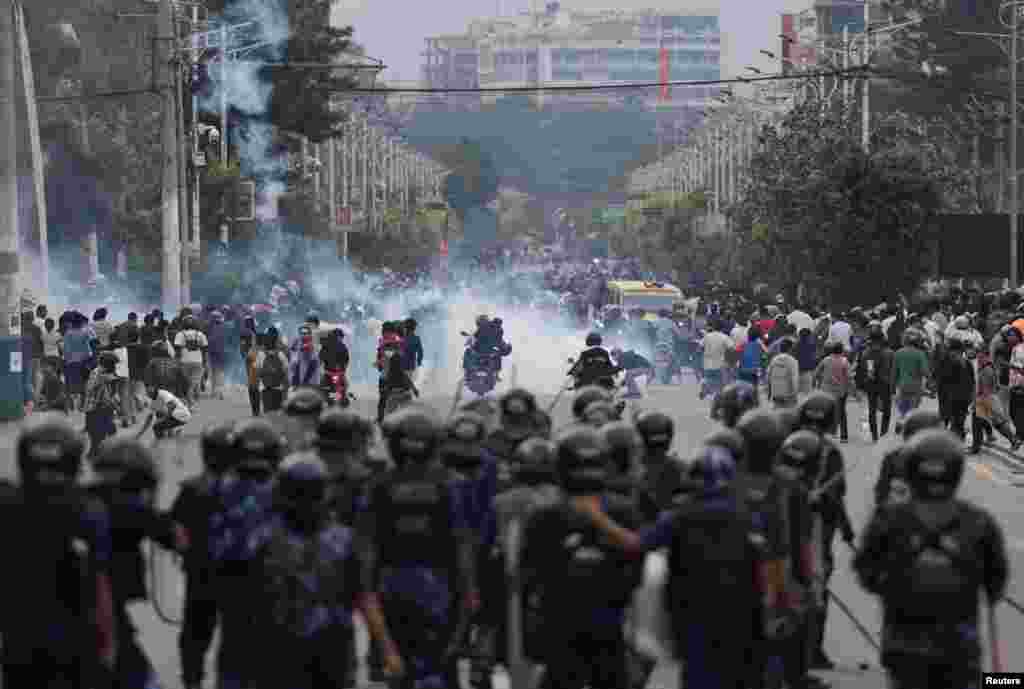 Співробітники поліції в бронежилетах розганяють демонстрантівпід час акцій протесту проти корупції та рішення уряду заблокувати кілька соціальних мереж в Катманду. 8 вересня 2025 року