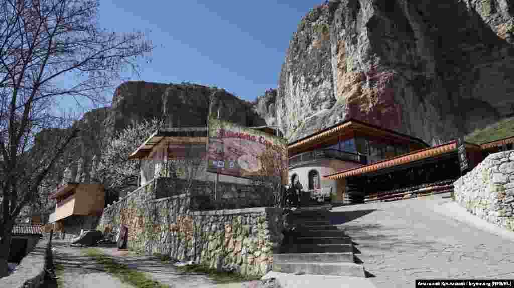 Qaya tübünde qavehane ve suvenirler tükânı