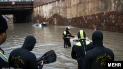 ورود غواصان امدادگر به خیابان‌های شیراز،عکس از مهر
