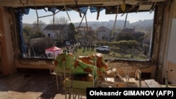 Люди собираются возле школы, поврежденной в результате российского удара в Одессе, 8 ноября 2024 года.