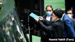 ابراهیم رئیسی و صاحب‌منصبان اقتصادی او لایحه بودجه ۱۴۰۱ را زمینه‌ساز دستیابی کشور به نرخ رشد هشت درصدی می‌دانند.